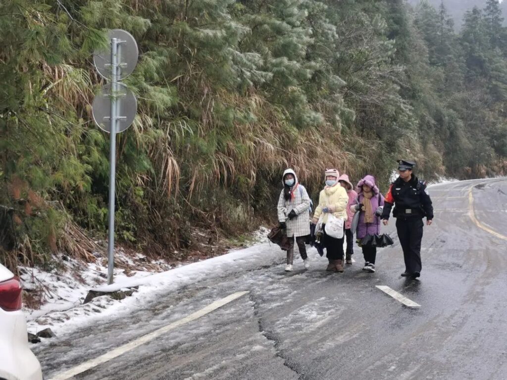 江西吉安：坚守，只为你雪中平安行