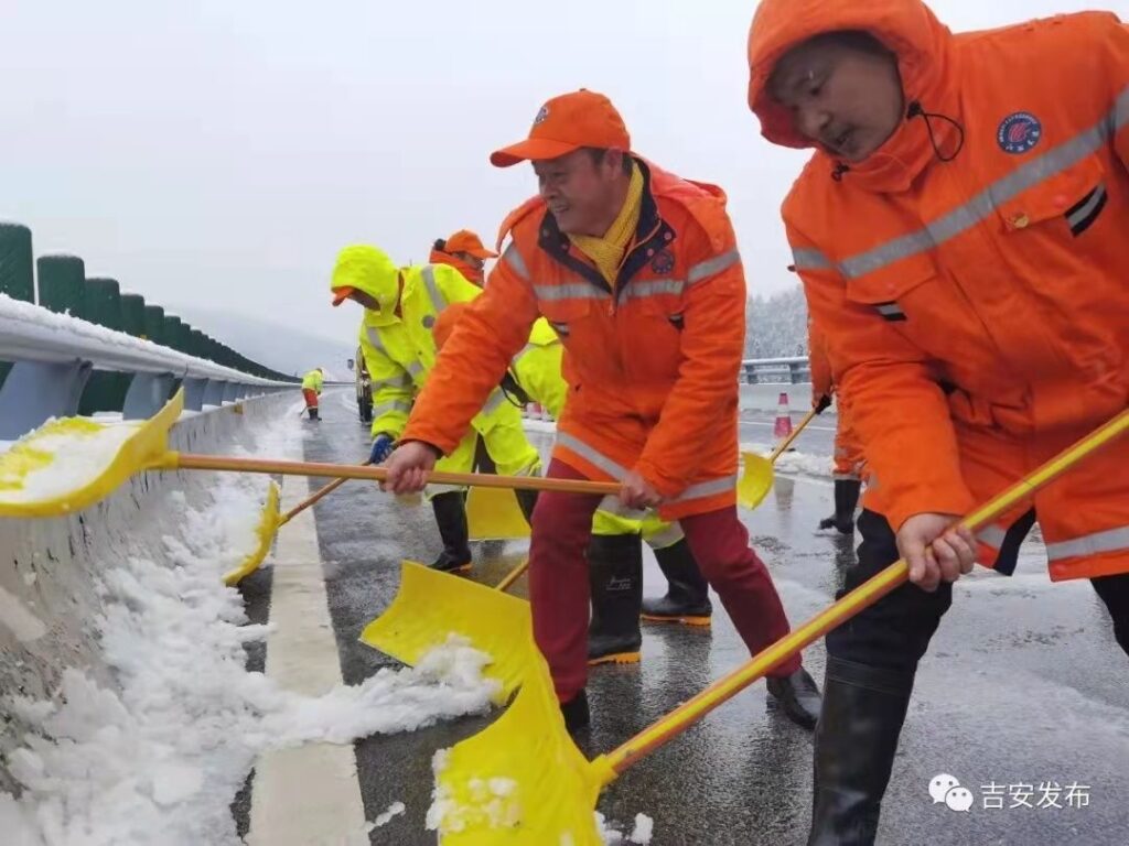 江西吉安：坚守，只为你雪中平安行