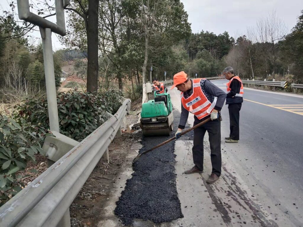 分宜公路分中心积极开展春季公路预防性养护