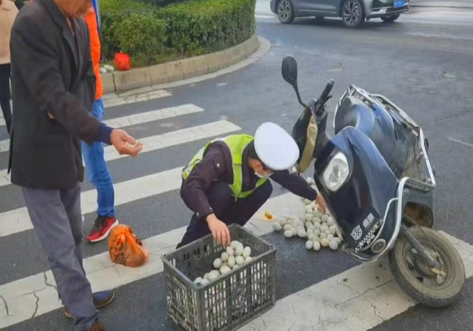 分宜一男子闯红灯“鸡飞蛋打”