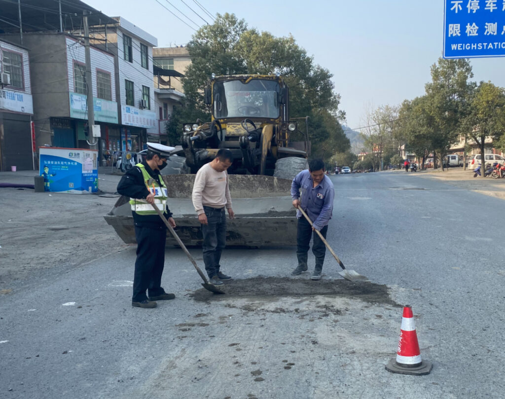 学习雷锋办实事 警民携手修路忙