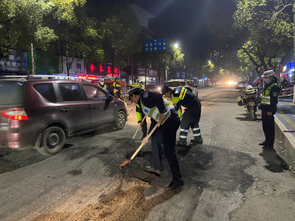 学习雷锋办实事 警民携手修路忙