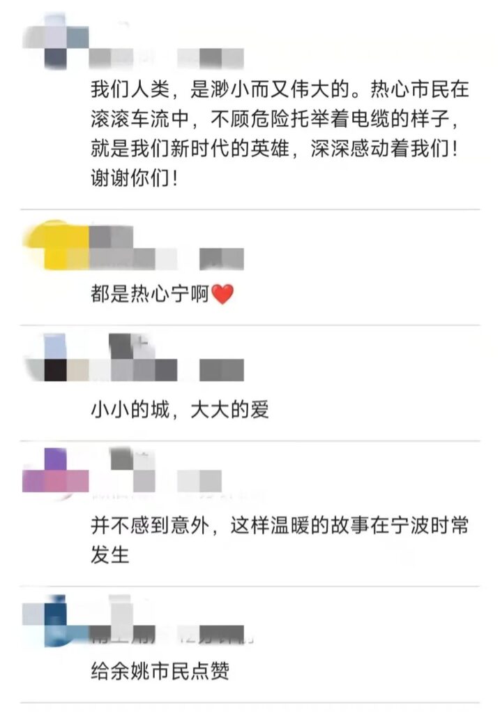 十字路口，麻辣烫店老板冲进滚滚车流......