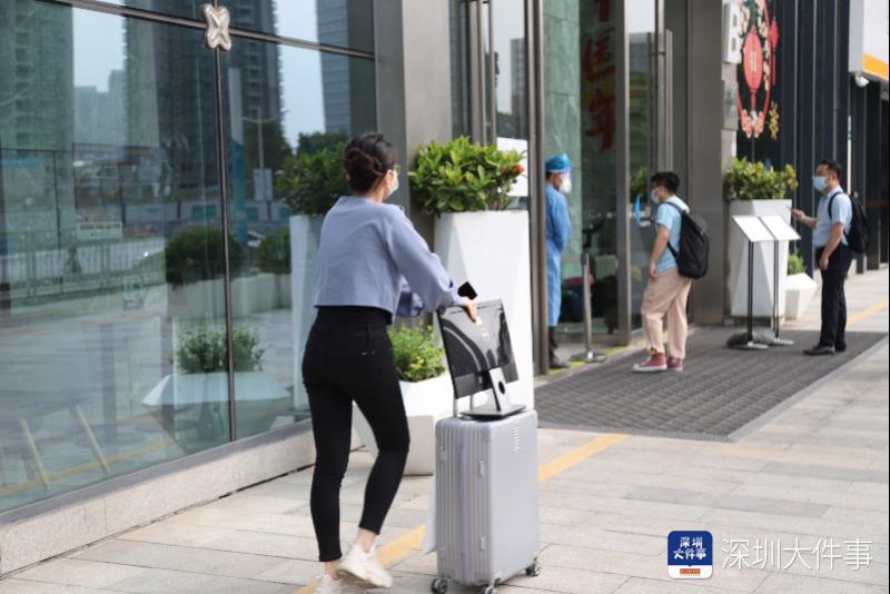 深圳复工复产首日：市民扛电脑上班