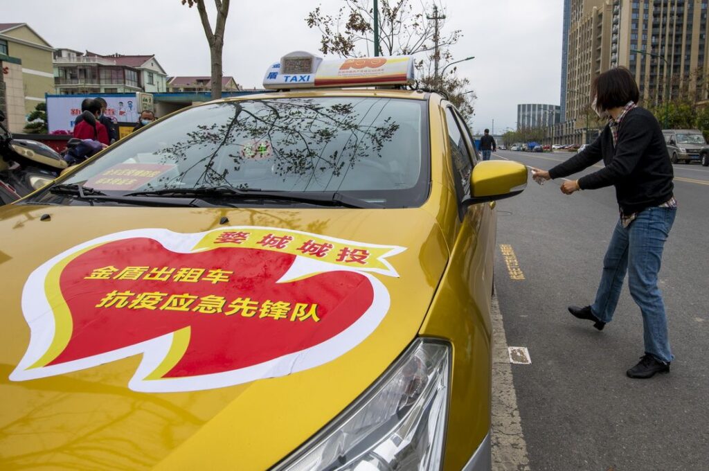 与时间赛跑的“的姐”：舍小家 顾大家 忙抗疫