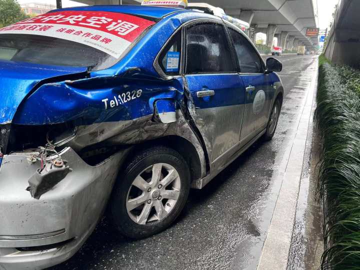 杭州一网约车飞速行驶撞多辆车