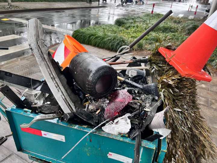 杭州一网约车飞速行驶撞多辆车