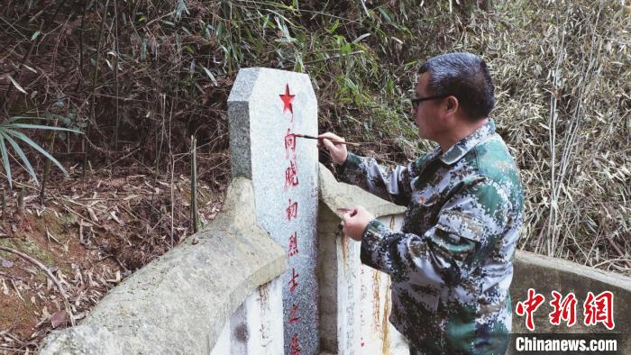 湖南五旬退伍老兵的清明祭奠：为13座烈士墓碑描红