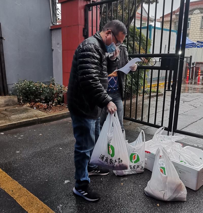 上海打地铺滞留市场病例已被转运