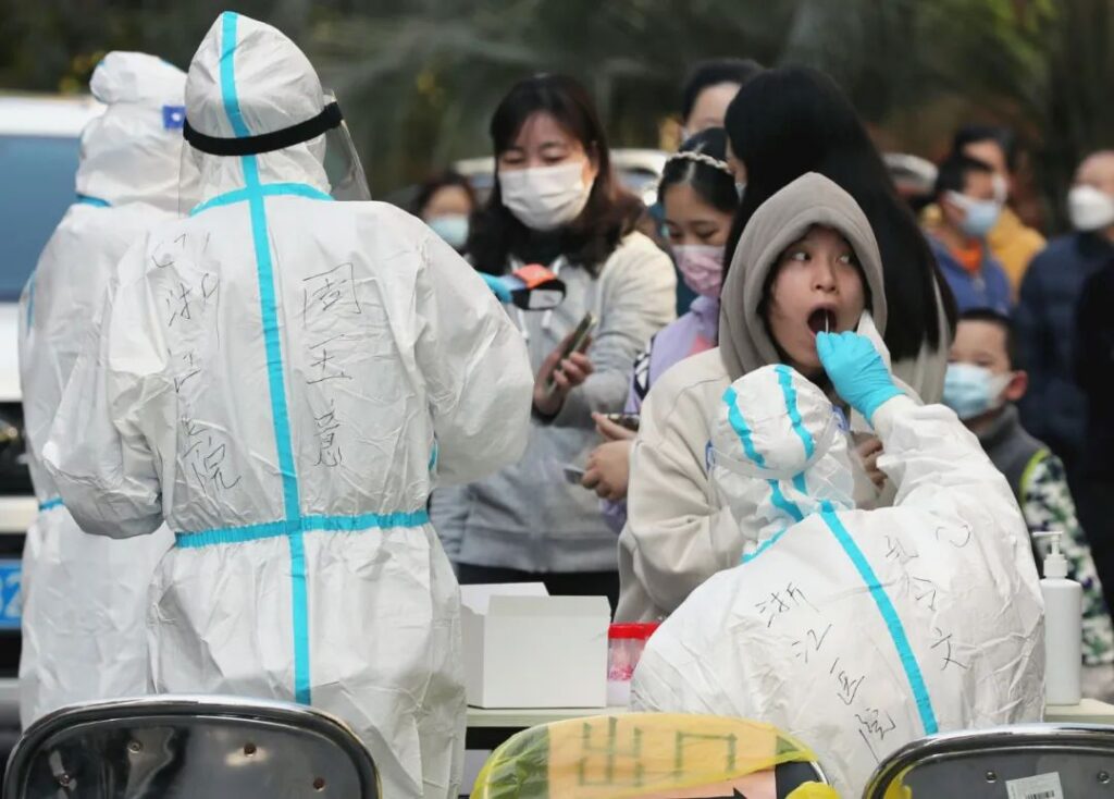 测核酸！在上海的大街小巷