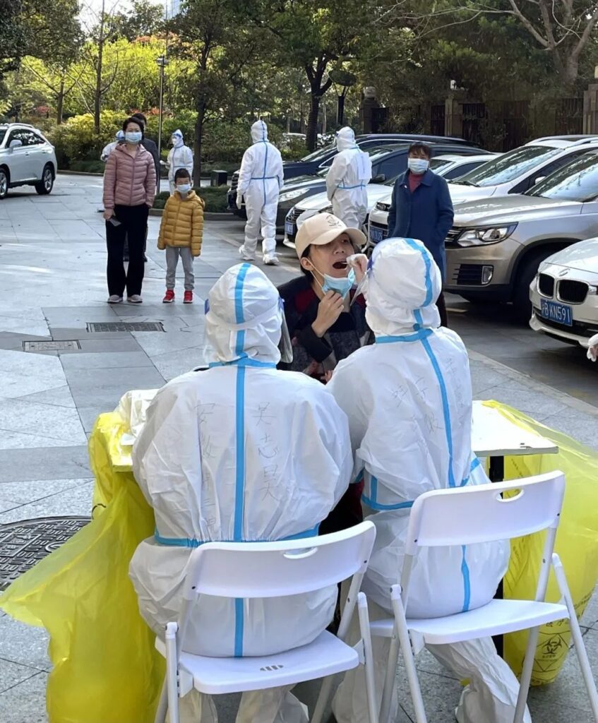 测核酸！在上海的大街小巷