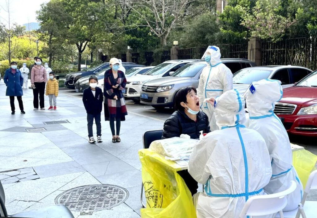 测核酸！在上海的大街小巷