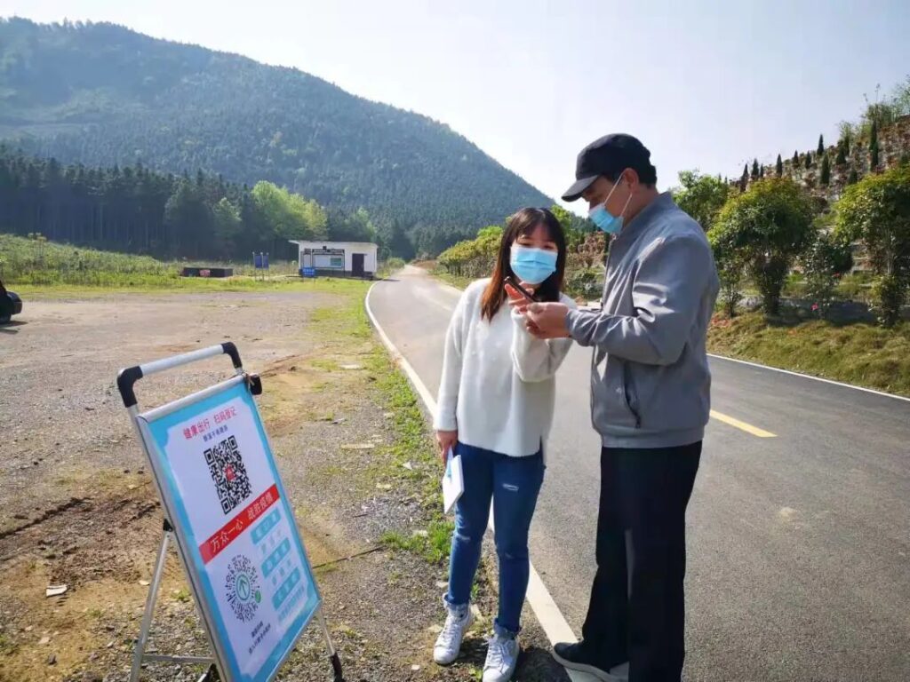 一束鲜花祭故人，百里巡林保安全