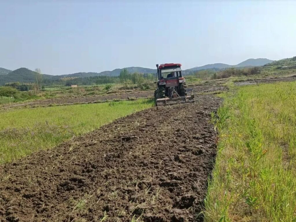 不误农时不负春——高岚乡有序推进大田翻耕工作