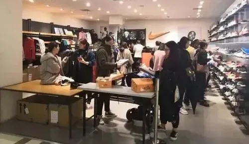 耐克店人气高就赚得多吗(耐克店是不是人气高就赚得多)