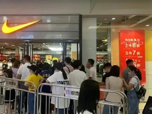 耐克店人气高就赚得多吗(耐克店是不是人气高就赚得多)