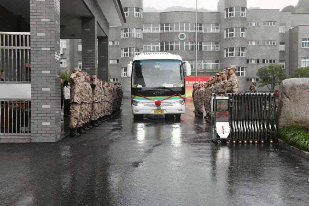 “我的大学老师，去参军了！”