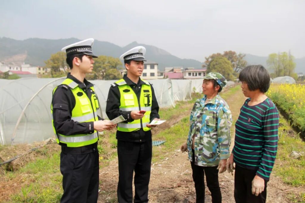 护航春耕生产 派出所交通管理队在行动