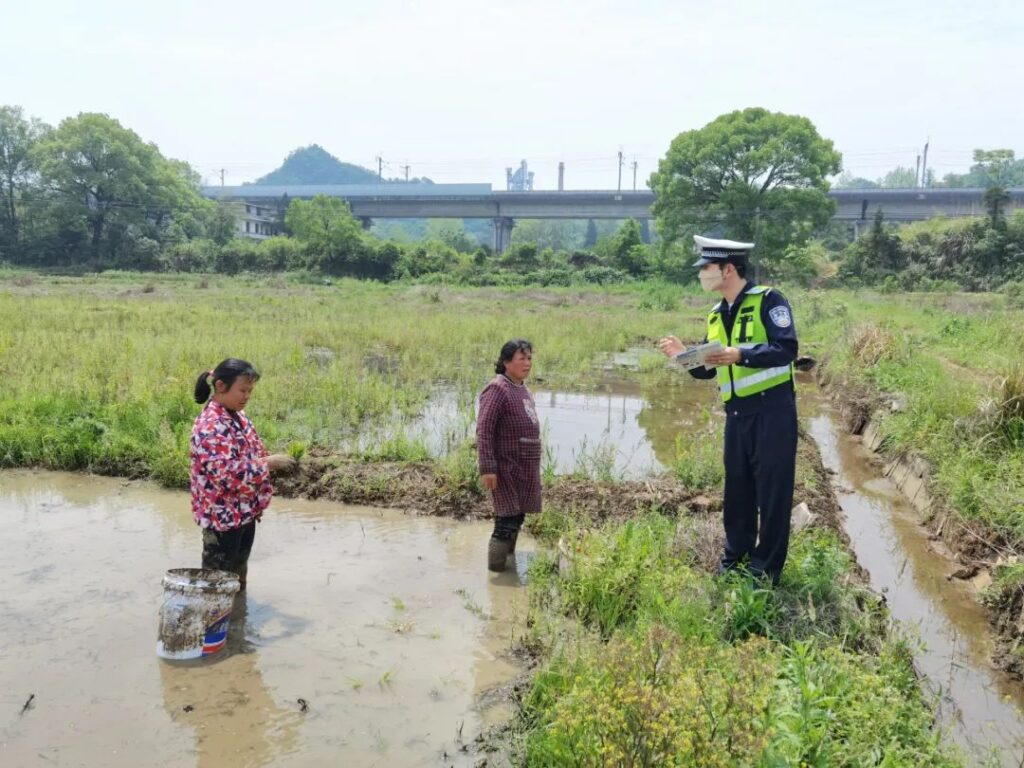 护航春耕生产 派出所交通管理队在行动