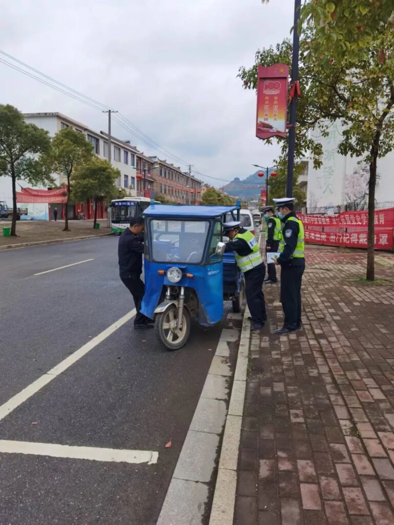 护航春耕生产 派出所交通管理队在行动