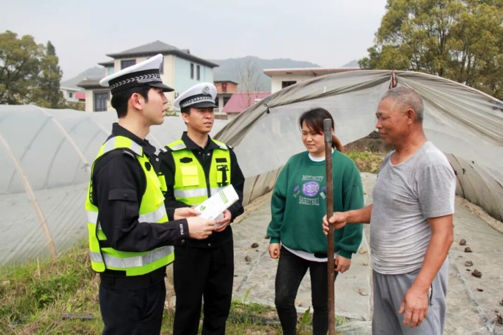 护航春耕生产 派出所交通管理队在行动