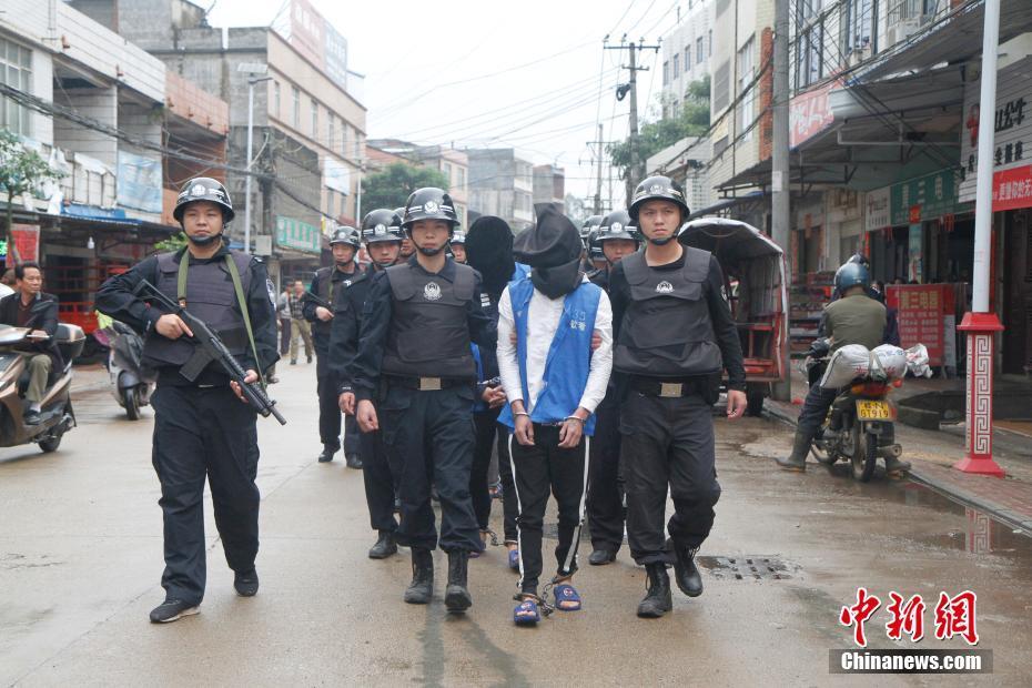 广西一批嫌犯被押解街头指认现场