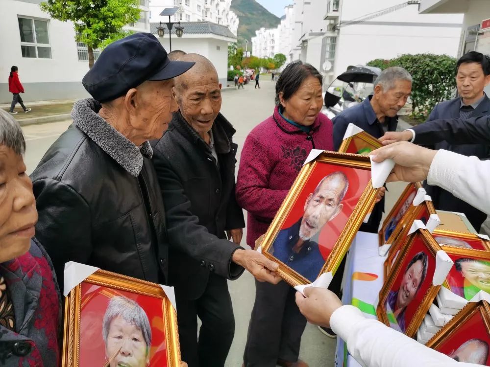 老有所忆！摄影师免费给2000多位农村老人拍照