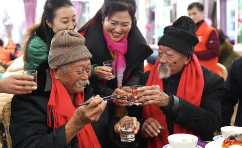 高寿老人克子孙吗_怎样对待老人和不科学的言论呢