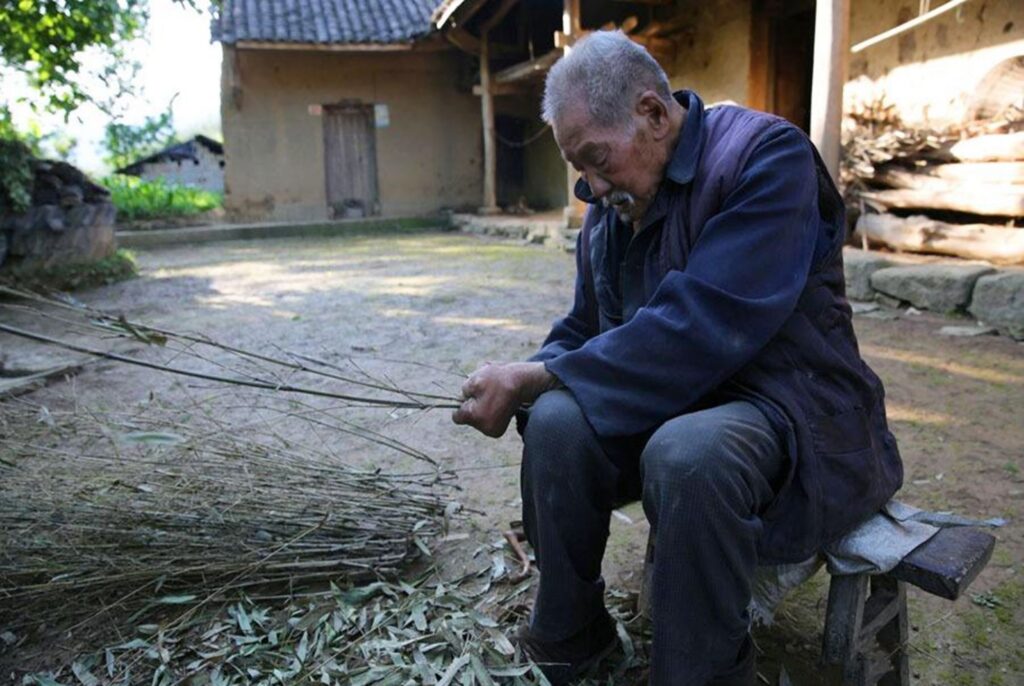 高寿老人克子孙吗_怎样对待老人和不科学的言论呢