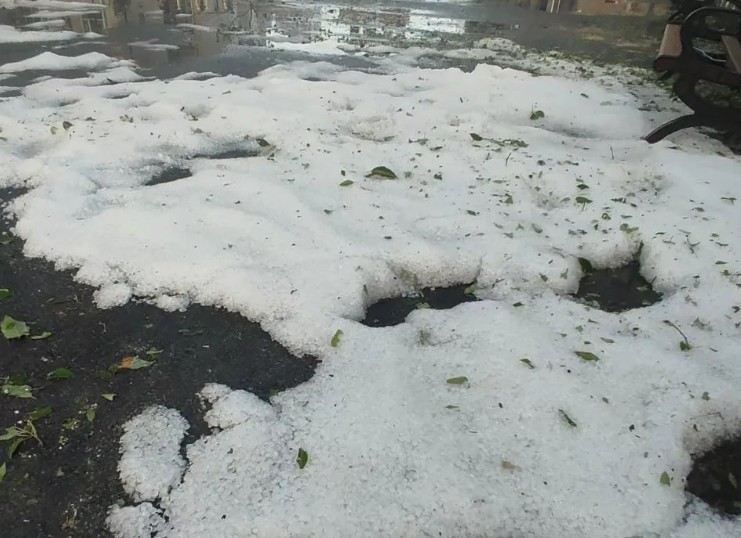 贵州毕节突降冰雹铺满地面