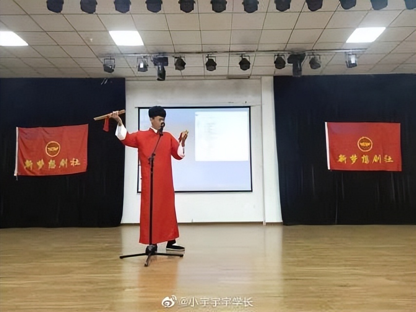 封校后保安大爷在操场开演唱会