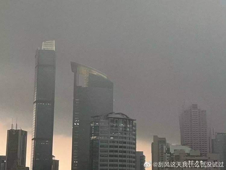 实拍上海暴雨：黑夜中巨大闪电击地