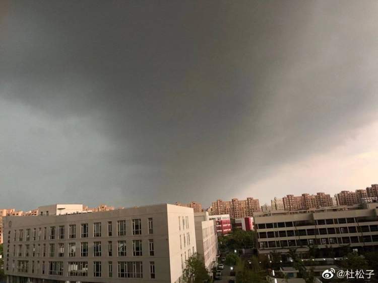 实拍上海暴雨：黑夜中巨大闪电击地