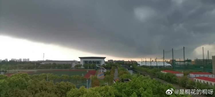 实拍上海暴雨：黑夜中巨大闪电击地