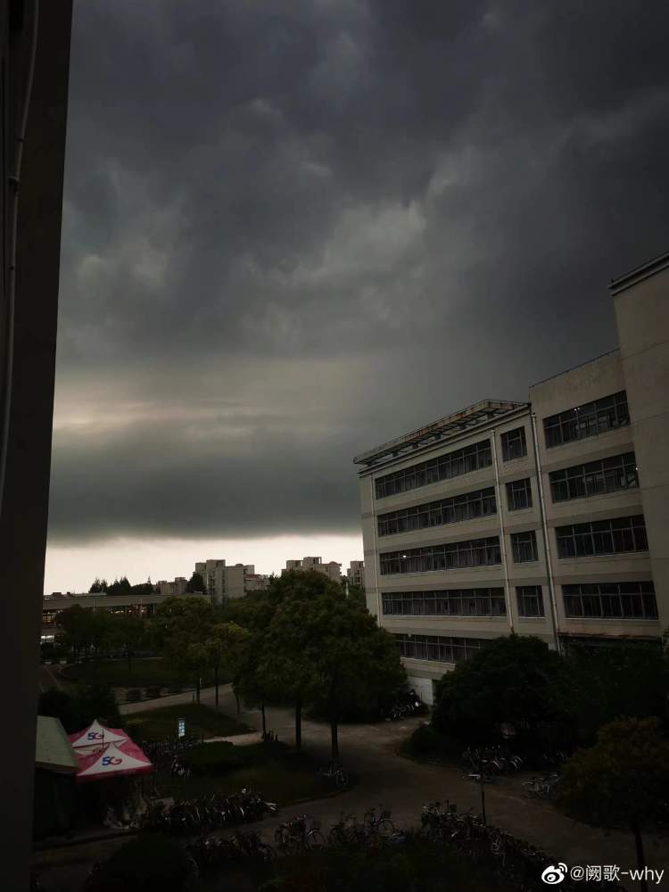 实拍上海暴雨：黑夜中巨大闪电击地