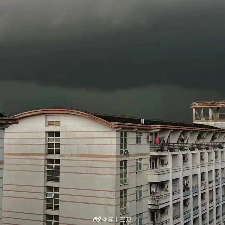 实拍上海暴雨：黑夜中巨大闪电击地