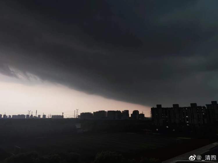 实拍上海暴雨：黑夜中巨大闪电击地