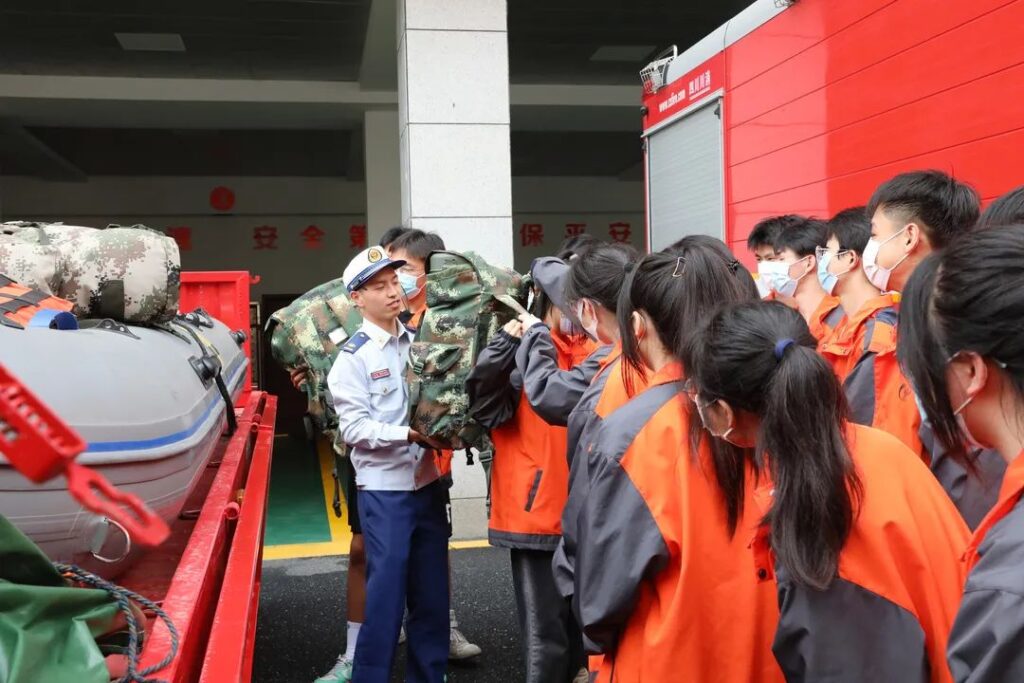 青春不同样丨“五四”青年节，“蓝朋友”作伴