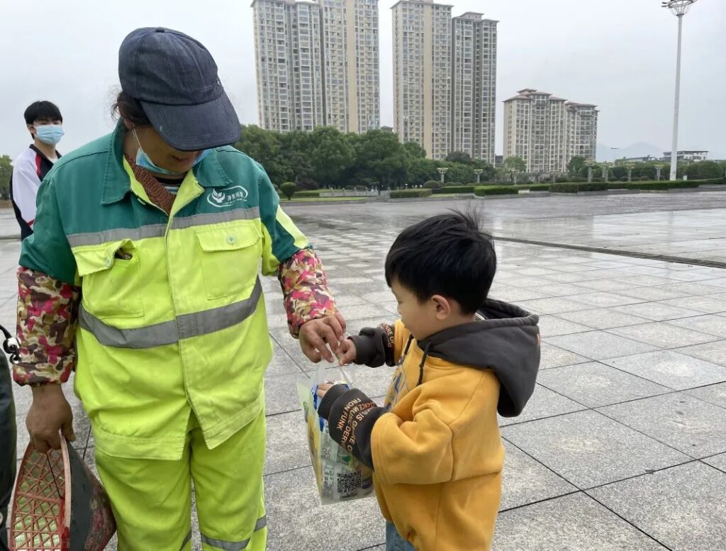 ”五一”劳动节，我们美化城市，向”城市美容师”致敬！