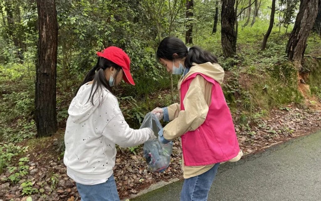 ”五一”劳动节，我们美化城市，向”城市美容师”致敬！