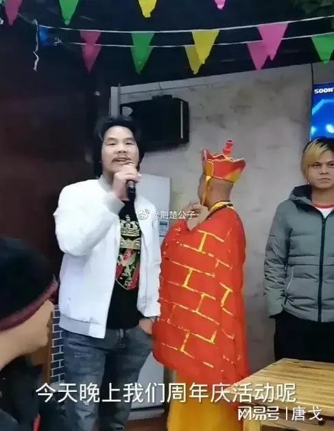 不可能打工男现身酒吧演出