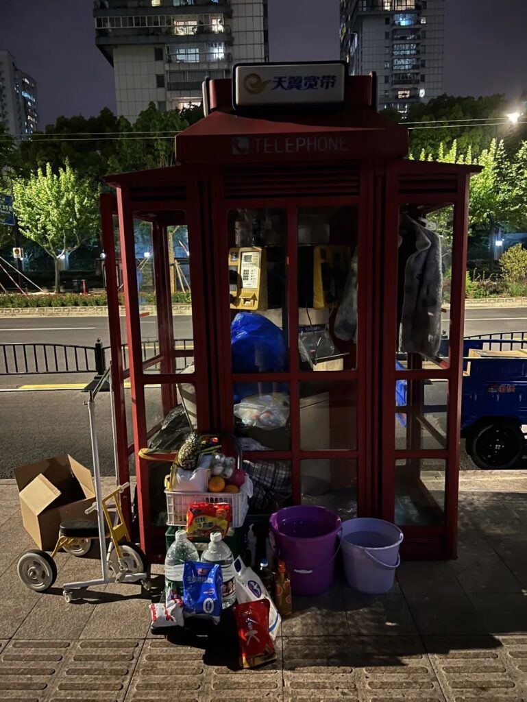 在上海电话亭住了一个月的女人是谁