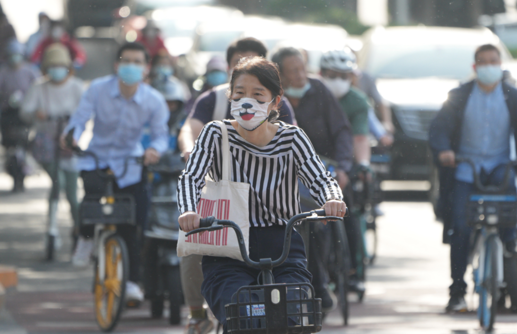 大量北京市民今早骑行上班