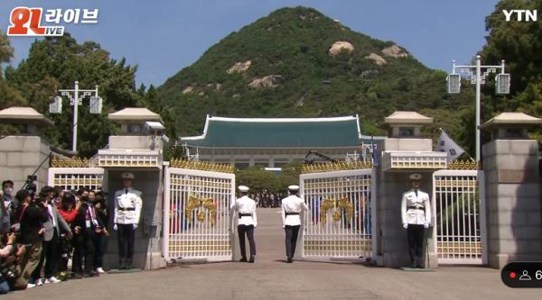 青瓦台全部开放 开门瞬间民众涌入