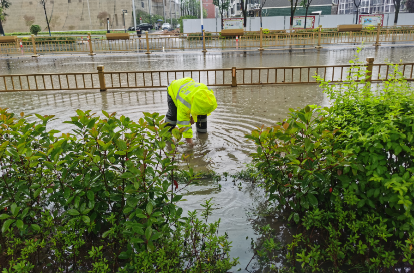 强降雨致道路积水 分宜交警化身最美“清道夫”