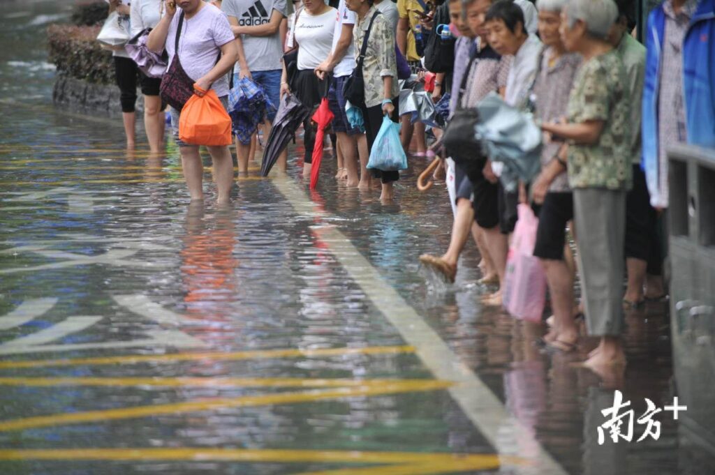 广东暴雨：街头积水市民骑车如渡河