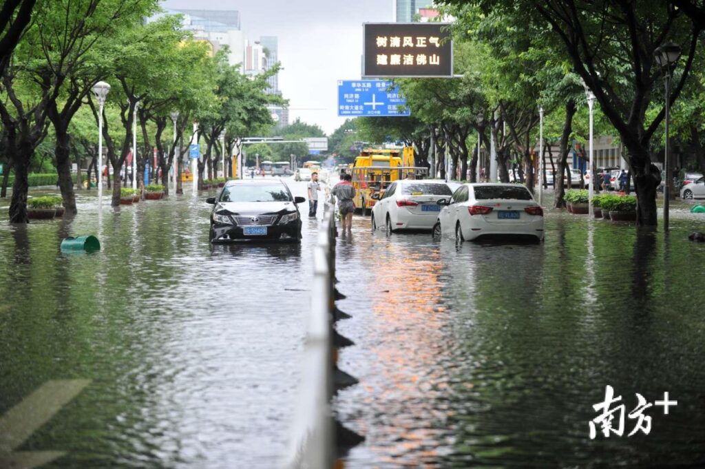 广东暴雨：街头积水市民骑车如渡河