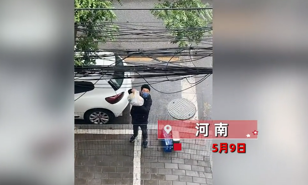 男子冒雨给前妻和孩子送物资