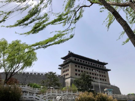 北京上空飘来七彩祥云