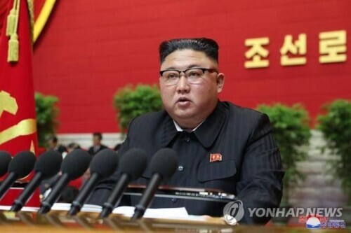 金正恩首次戴口罩出席会议